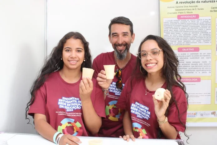 Jovens cientistas criam copo biodegradável a partir do amido de mandioca e bagaço de cana